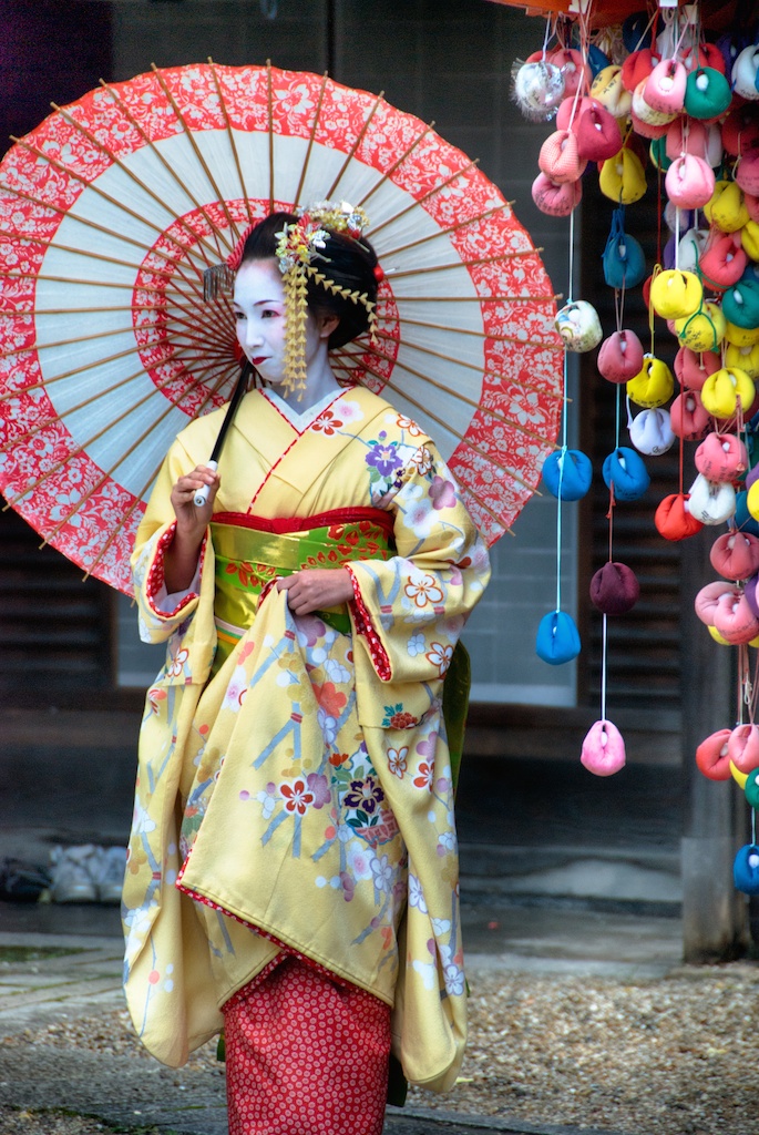 geisha-umbrella-kyoto-japan