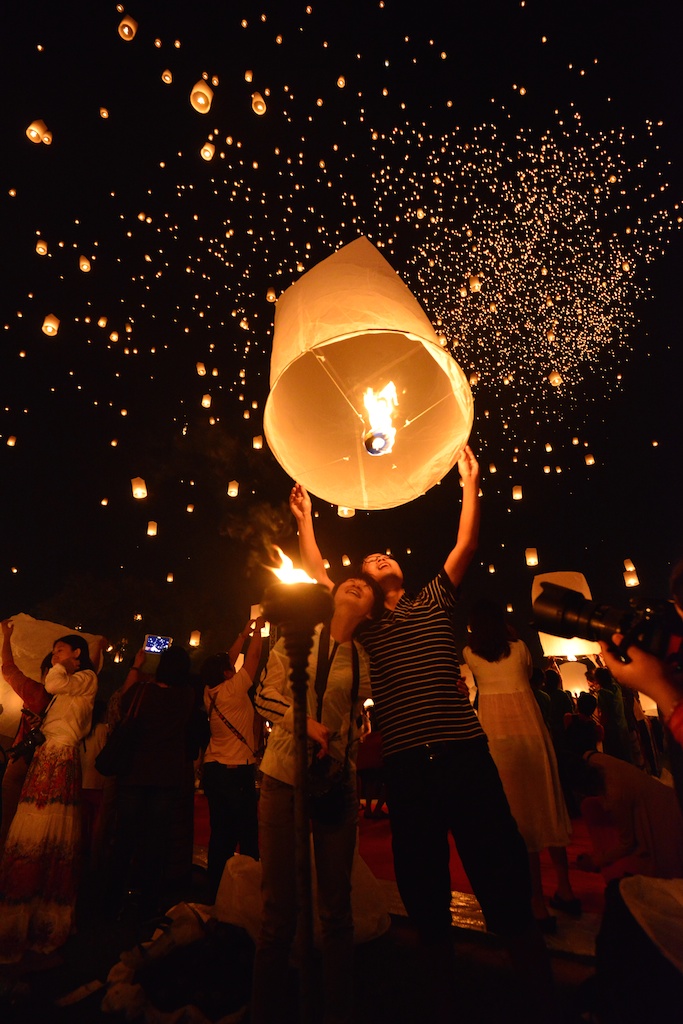 loy-krathong-yee-peng-chiang-mai-thailand