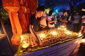 Lighting candles Loy Krathong 2014