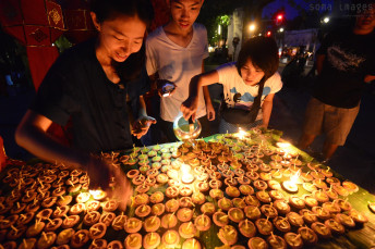 Lighting candles Loy Krathong 2014